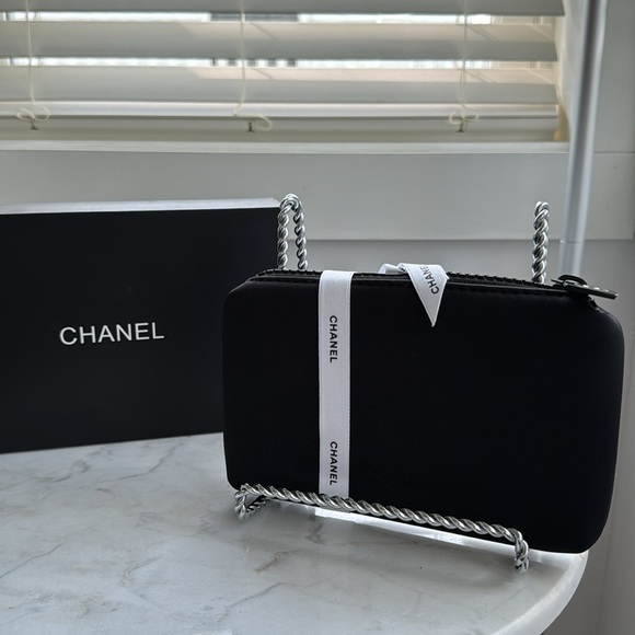 CHANEL Beauty Pouch - Picture 2 of 4